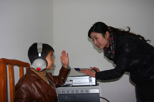 在辅具中心为聋儿检测听力_副本.jpg
